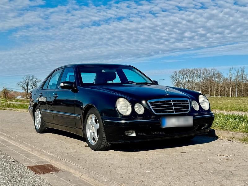 Second-hand Mercedes E200 Avantgarde 163 CP (119 kW) 2002 Negru Berlinǎ