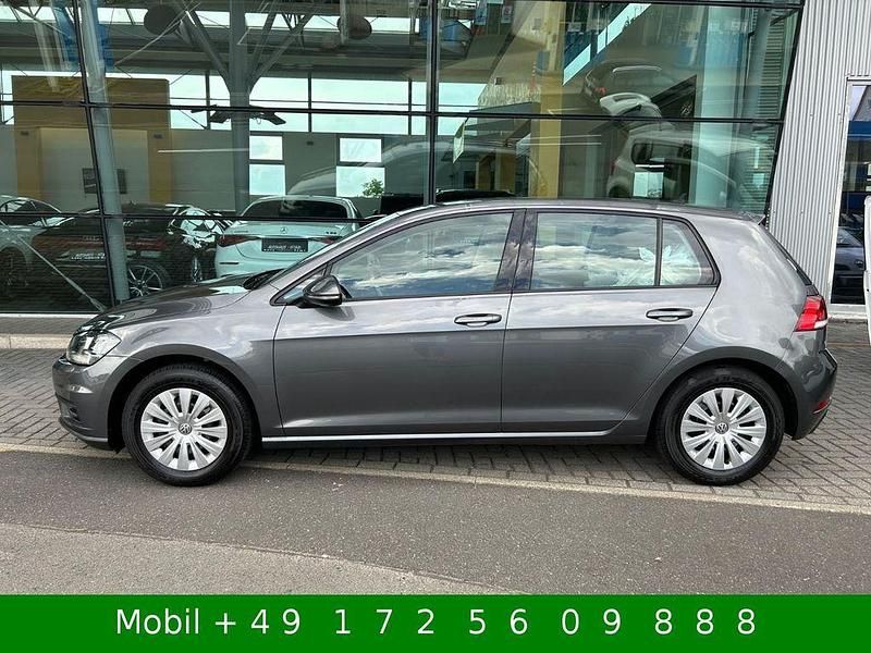 Grau Gebraucht 2017 VW Golf VII Trendline Limousine | 9.999 € (Fairer Preis) - Bild 1/4
