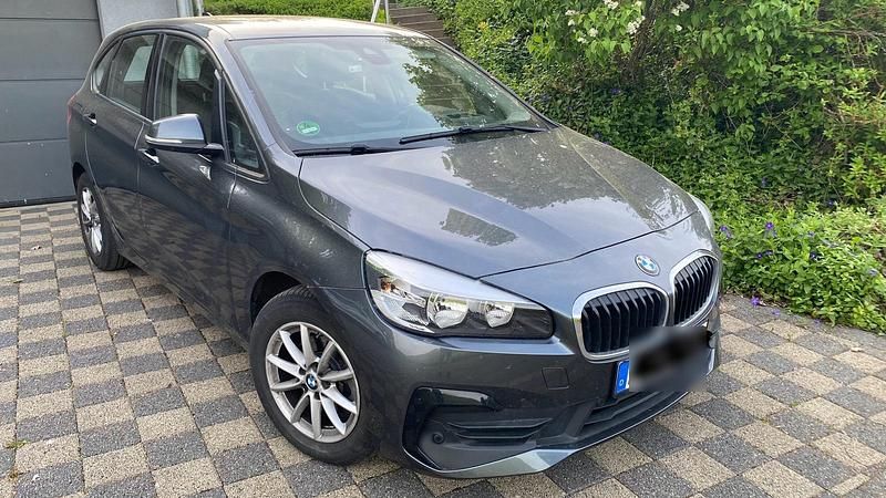 Grau Gebraucht 2018 BMW 216 Active Tourer Van / Kleinbus | 14.300 € (Fairer Preis) - Bild 1/4