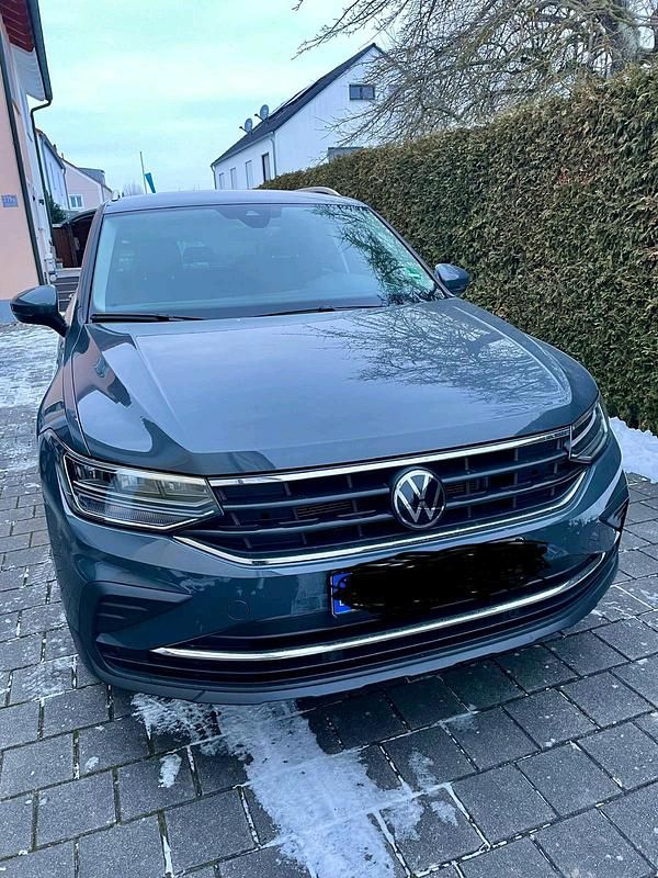 Grau Gebraucht 2024 VW Tiguan SUV | 29.800 € (Superpreis) - Bild 1/4