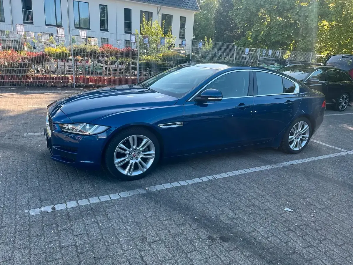 Używany Jaguar XE 179 KM (131 kW) 2016 Niebieski Sedan/Limuzyna
