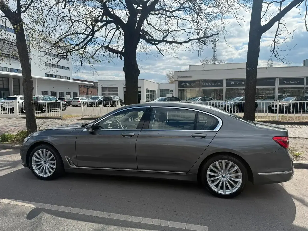 Gebraucht BMW 750L 449 PS (330 kW) 2015 Grau Limousine
