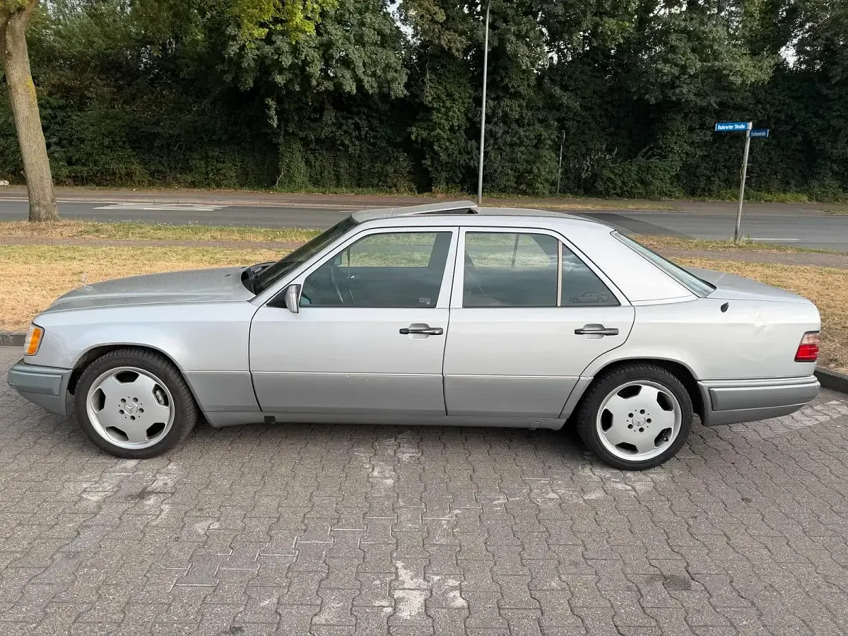 Gebraucht Mercedes E280 193 PS (141 kW) 1993 Silber Limousine