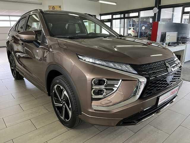 Gebraucht Mitsubishi Eclipse Cross Plus 188 PS (138 kW) 2024 Rot (dynamicrot) SUV