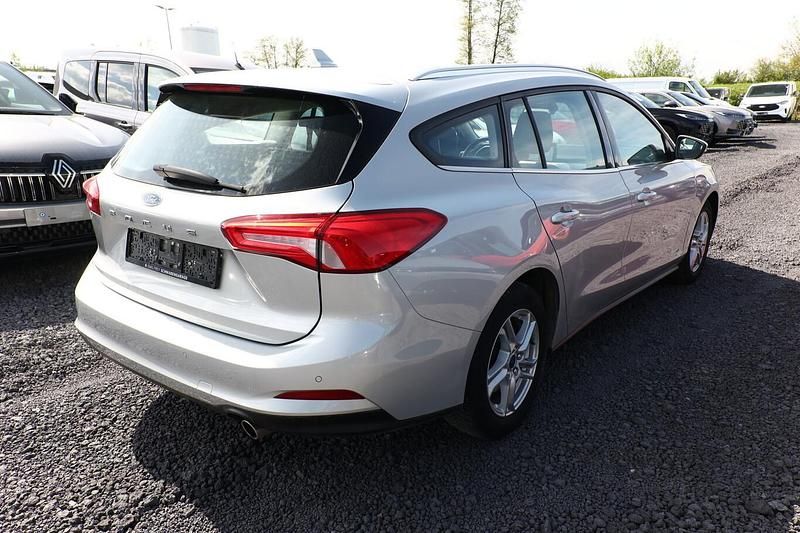 Używany Ford Focus Cool & Connect 120 KM (88 kW) 2019 Srebrny