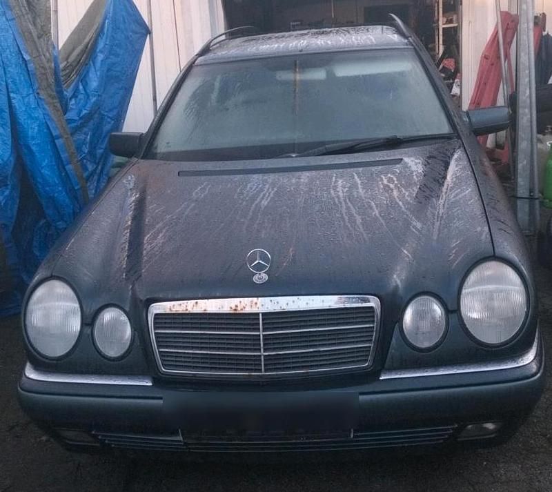 Gebraucht Mercedes E240 170 PS (125 kW) 1999 Schwarz Kombi
