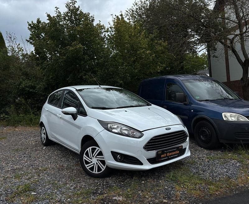 Weiß Gebraucht 2015 Ford Fiesta Kleinwagen | 6.490 € (Fairer Preis) - Bild 1/4