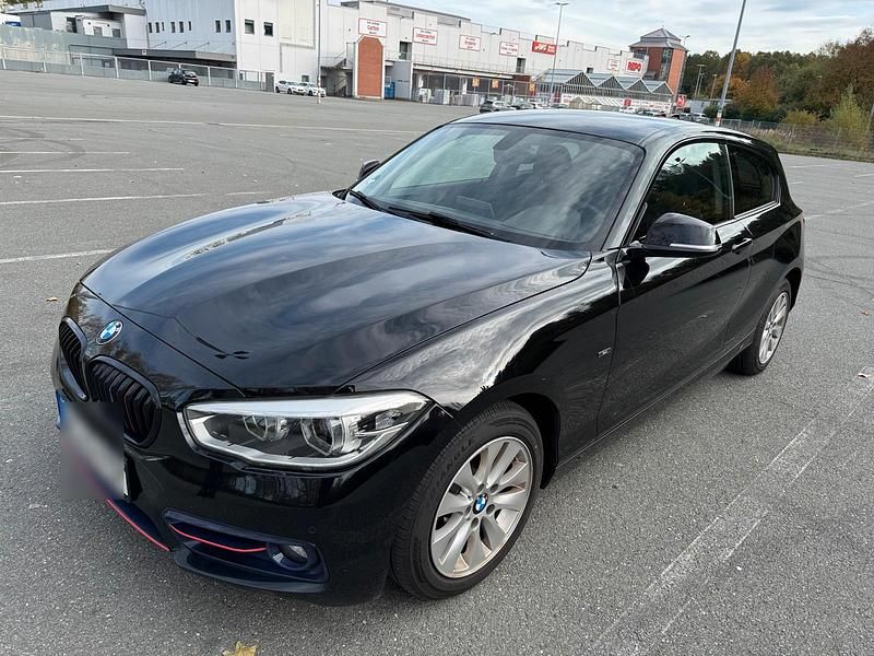 Schwarz Gebraucht 2015 BMW 116 Sport Line Kleinwagen | 12.500 € - Bild 1/4