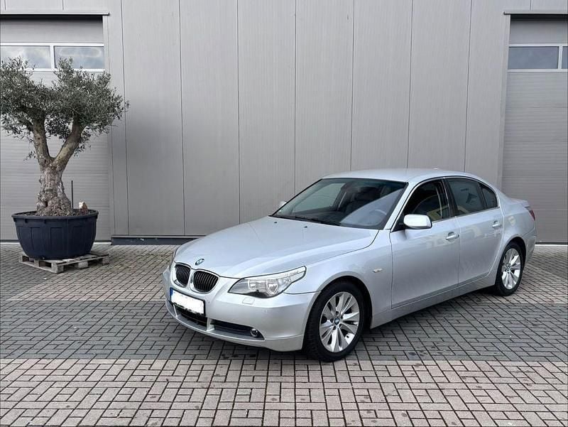 Second-hand BMW 523 177 CP (130 kW) 2006 Argintiu Berlinǎ