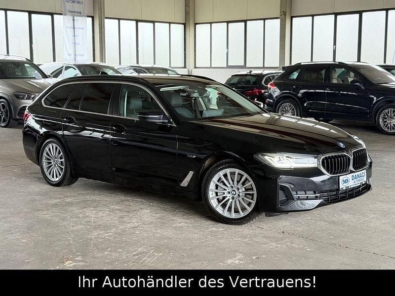 Schwarz Gebraucht 2022 BMW 520 Sport Line Kombi | 26.999 € (Superpreis) - Bild 1/4