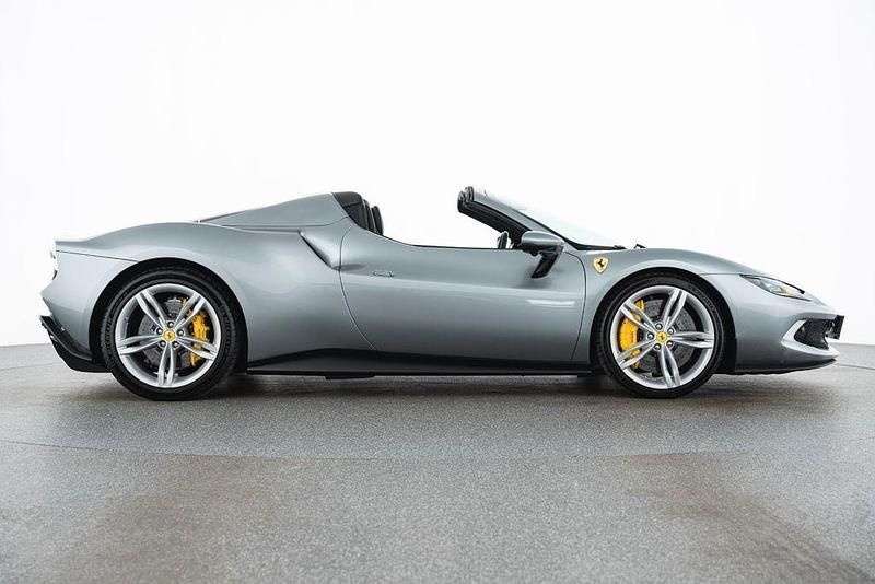 Gebraucht Ferrari 296 663 PS (487 kW) 2024 Grau Cabrio