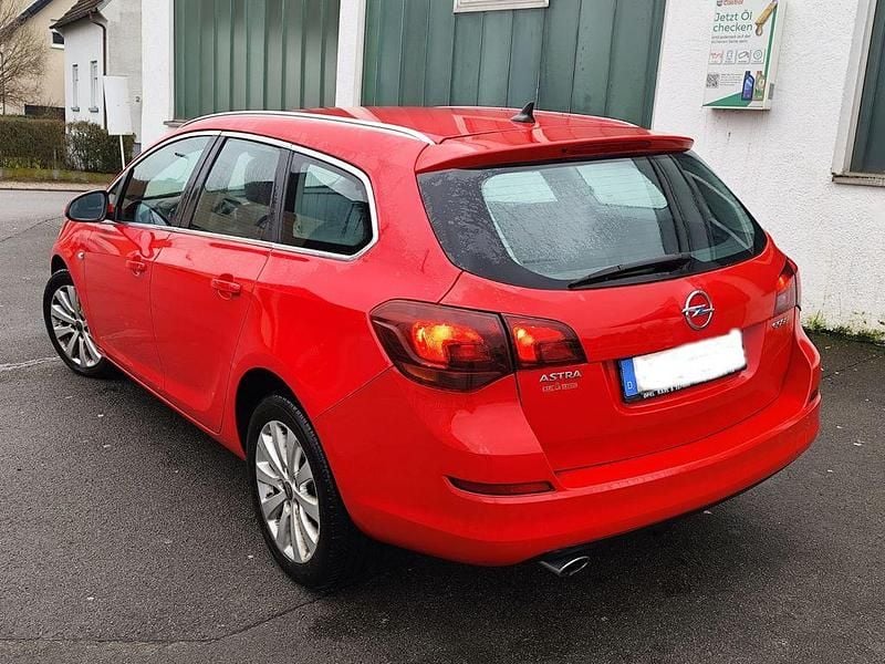 Gebraucht Opel Astra Innovation 165 PS (121 kW) 2012 Rot Kombi