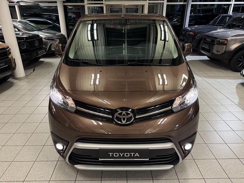 Braun Gebraucht 2022 Toyota Proace Verso Kombi | 32.995 € (Guter Preis) - Bild 1/4