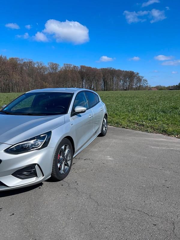 Używany Ford Focus ST-Line 125 KM (91 kW) 2020 Srebrny Sedan/Limuzyna