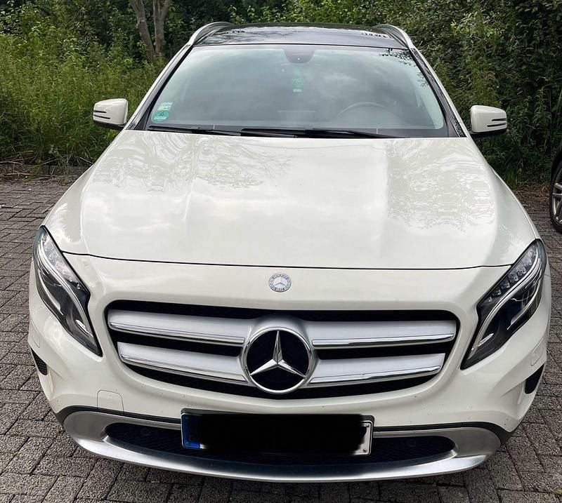 Weiß Gebraucht 2015 Mercedes GLA180 Urban SUV | 14.500 € (Etwas zu teuer) - Bild 1/4