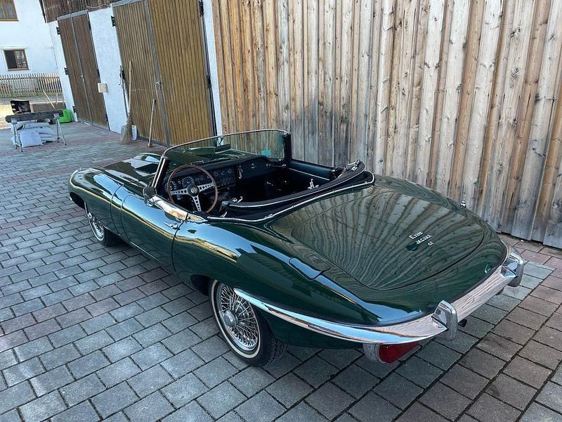 Second-hand Jaguar E-Type 264 CP (194 kW) 1970 Verde Cabrio