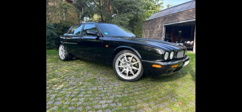 Schwarz Gebraucht 2002 Jaguar XJR Limousine | 26.850 € (Fairer Preis) - Bild 1/4