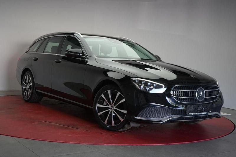Schwarz Gebraucht 2022 Mercedes E300 Avantgarde Limousine | 27.490 € (Superpreis) - Bild 1/4