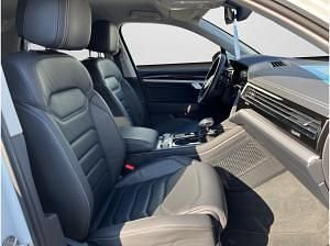 Gebraucht VW Touareg 231 PS (169 kW) 2023 Weiß (oryxweiß perlmutteffekt) SUV