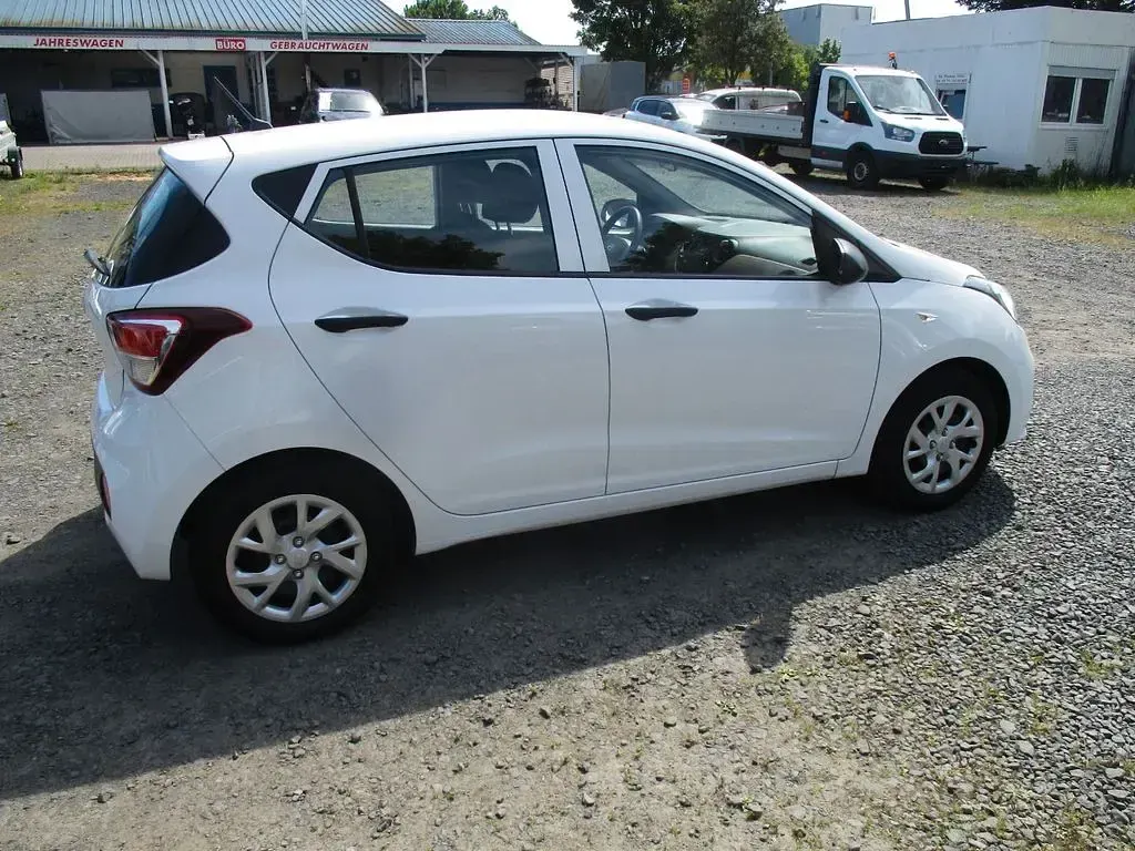 Gebraucht Hyundai i10 Select 67 PS (49 kW) 2017 Weiß Kleinwagen