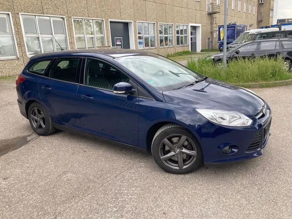 Używany Ford Focus S 150 KM (110 kW) 2013 Niebieski Sedan/Limuzyna