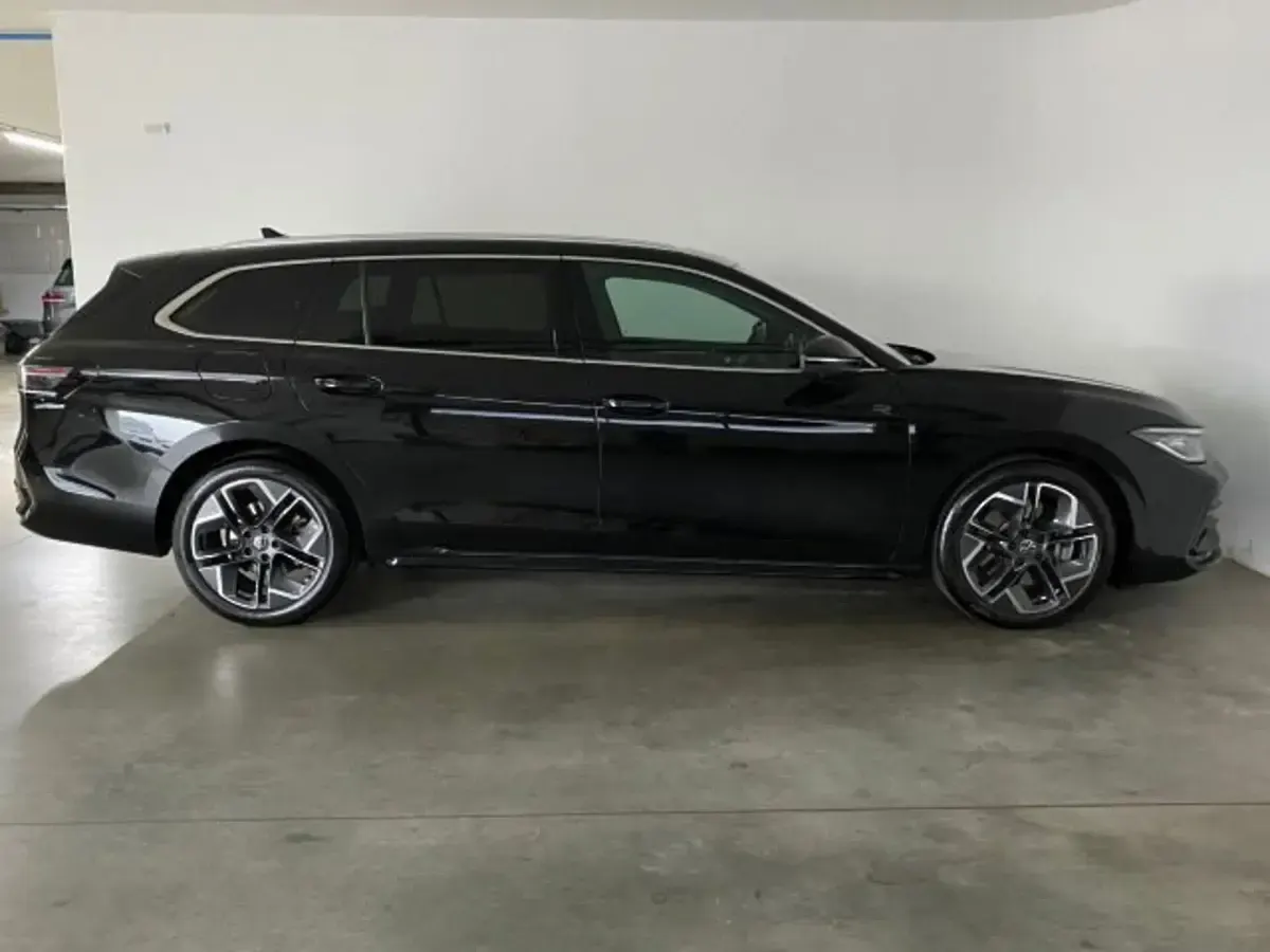 Gebraucht VW Passat R-line 193 PS (141 kW) 2025 Schwarz Kombi