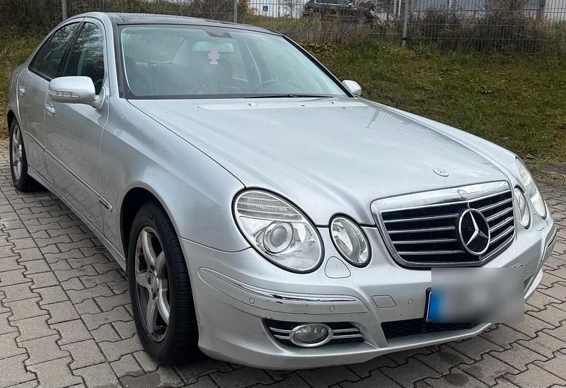 Silber Gebraucht 2007 Mercedes E200 Limousine | 3.699 € (Superpreis) - Bild 1/4