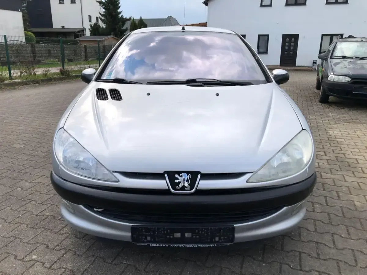 Używany Peugeot 206 75 KM (55 kW) 2002 Srebrny Sedan/Limuzyna
