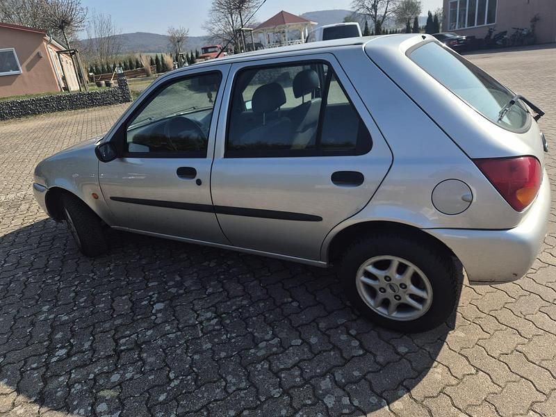 Second-hand Ford Fiesta 1999 Argintiu Hatchback