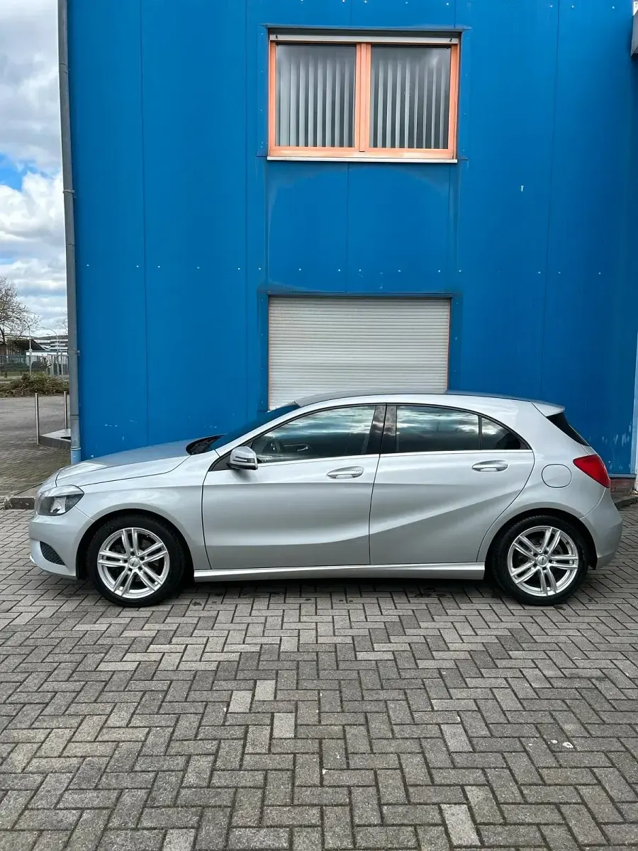Gebraucht Mercedes A180 Urban 122 PS (89 kW) 2012 Silber Limousine
