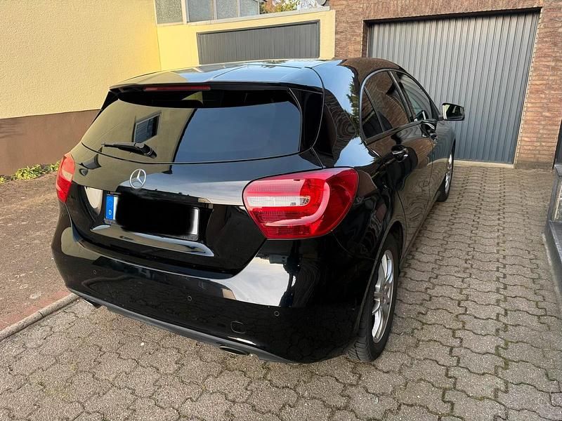 Schwarz Gebraucht 2013 Mercedes A180 Kleinwagen | 10.990 € (Fairer Preis) - Bild 1/4