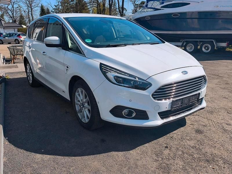 Gebraucht Ford S-MAX Titanium 179 PS (131 kW) 2017 Weiß Van / Kleinbus