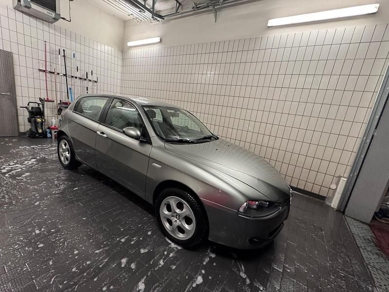 Silber Gebraucht 2005 Alfa Romeo 147 Kleinwagen | 1.250 € (Superpreis) - Bild 1/4