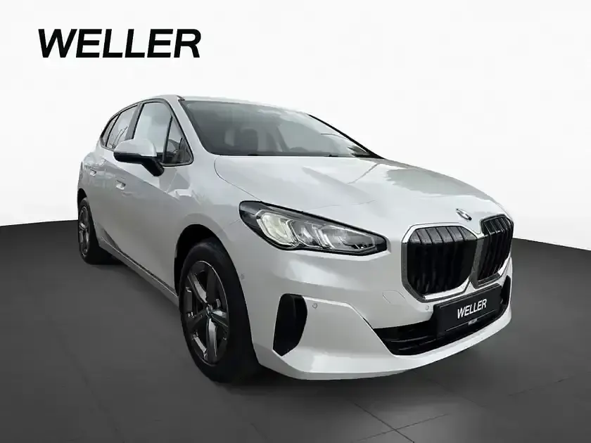Gebraucht BMW 220 Active Tourer Performance 156 PS (114 kW) 2023 Mineralweiß (weiß) Van / Kleinbus