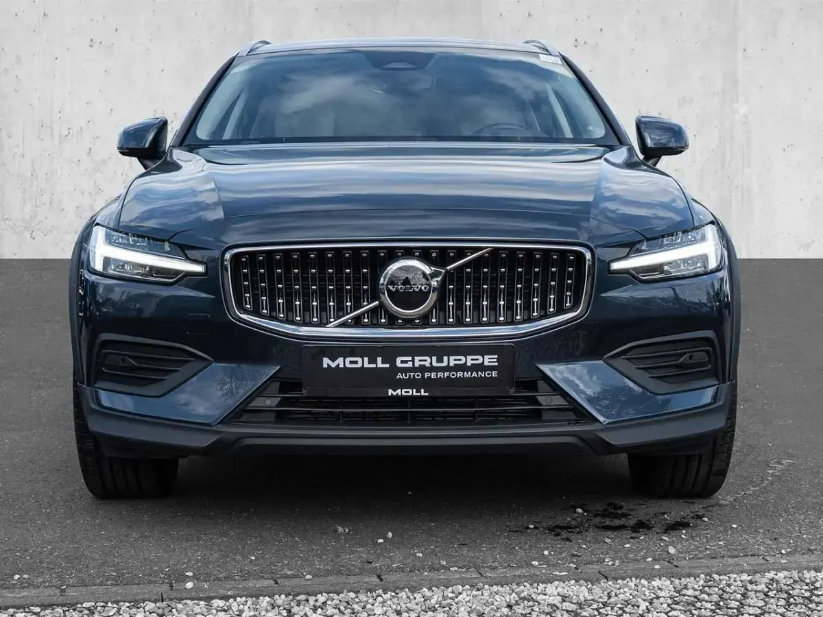 Gebraucht Volvo V60 CC Plus 197 PS (144 kW) 2024 Denim blue / metallic Kombi