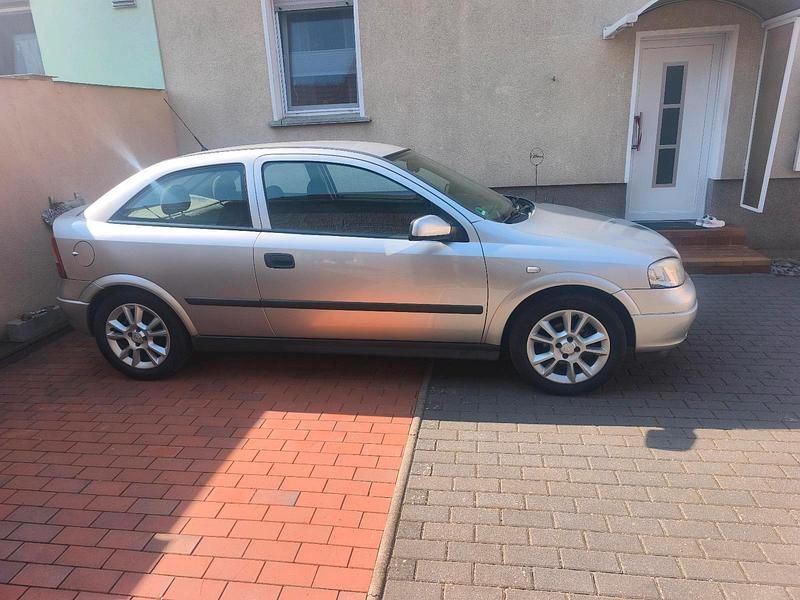 Gebraucht Opel Astra 101 PS (74 kW) 2000 Silber Limousine