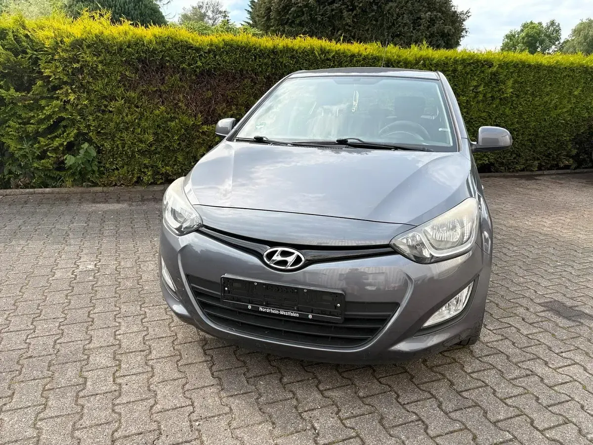 Gebraucht Hyundai i20 75 PS (55 kW) 2014 Grau Kleinwagen