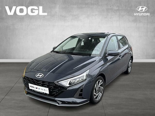 Gebraucht Hyundai i20 Trend 101 PS (74 kW) 2024 Aurora grey / met Limousine