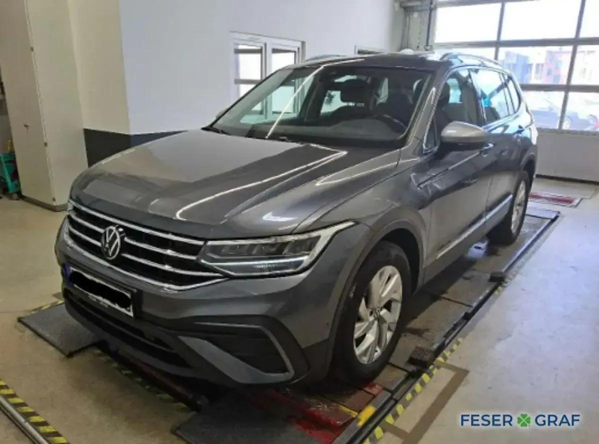 Gebraucht VW Tiguan Allspace Life 150 PS (110 kW) 2023 Platinumgrey SUV