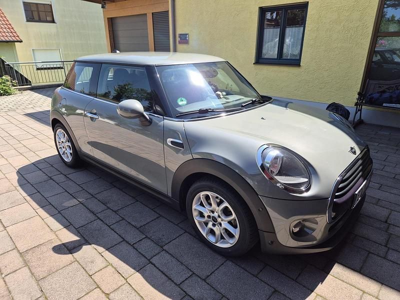 Grau Gebraucht 2018 Mini Cooper D Kleinwagen | 12.900 € (Guter Preis) - Bild 1/4