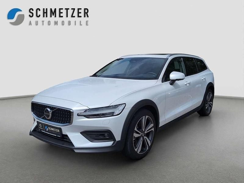 Gebraucht Volvo V60 CC Plus 250 PS (183 kW) 2024 Inscription crystal white pear Kombi