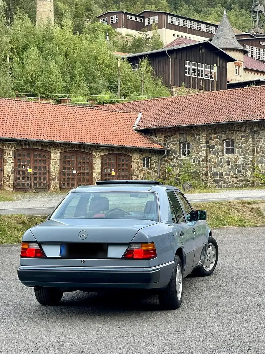 Gebraucht Mercedes E230 130 PS (95 kW) 1993 Blau Limousine