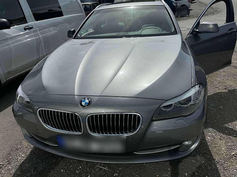 Silber Gebraucht 2012 BMW 525 Kombi | 7.699 € - Bild 1/4