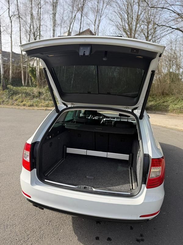 Gebraucht Skoda Superb 140 PS (102 kW) 2015 Weiß Kombi