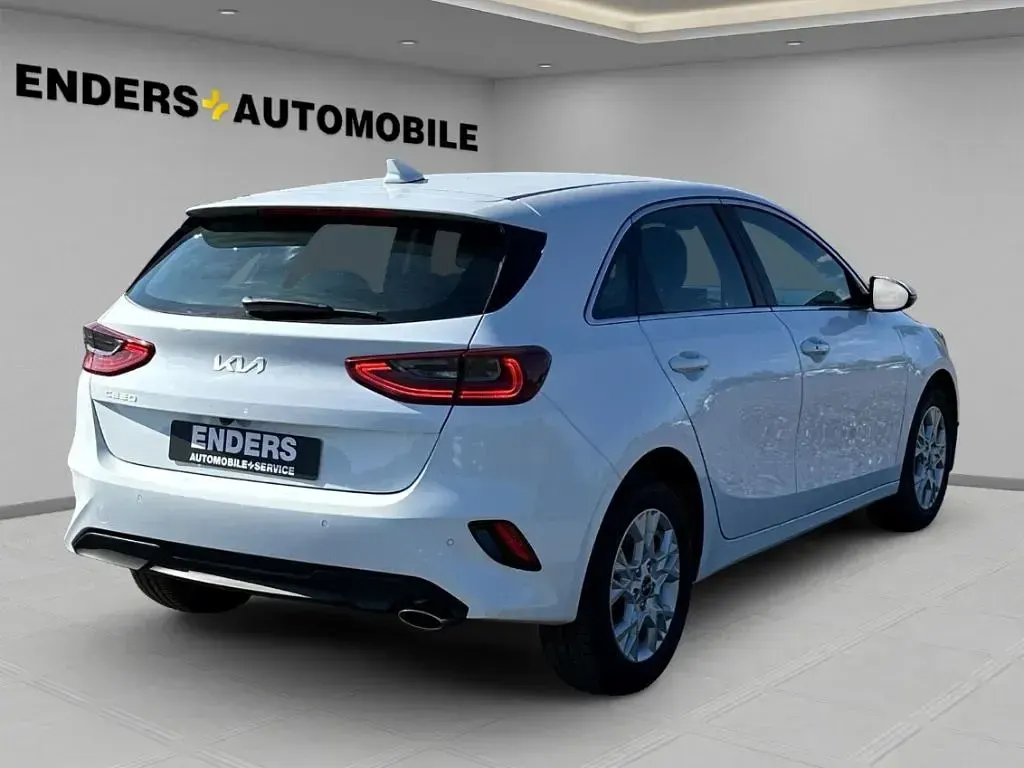 Neu Kia Ceed 101 PS (74 kW) 2025 Wd) casa white s (weiss Kleinwagen