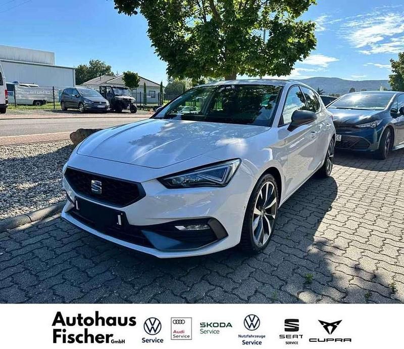 Weiss Gebraucht 2022 Seat Leon FR Kleinwagen | 20.900 € (Fairer Preis) - Bild 1/4