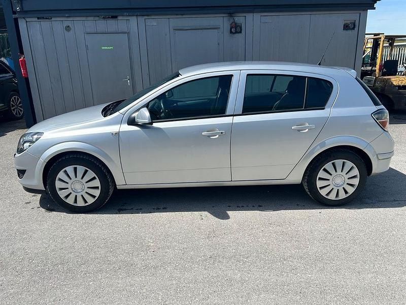 Gebraucht Opel Astra Edition 90 PS (66 kW) 2009 Silber Limousine