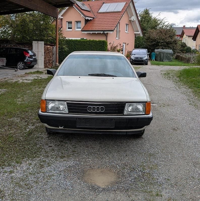 Weiß Gebraucht 1985 Audi 100 Limousine | 900 € - Bild 1/4