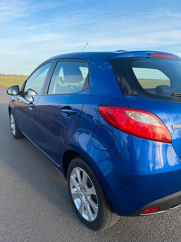 Gebraucht Mazda 2 75 PS (55 kW) 2009 Blau Kleinwagen