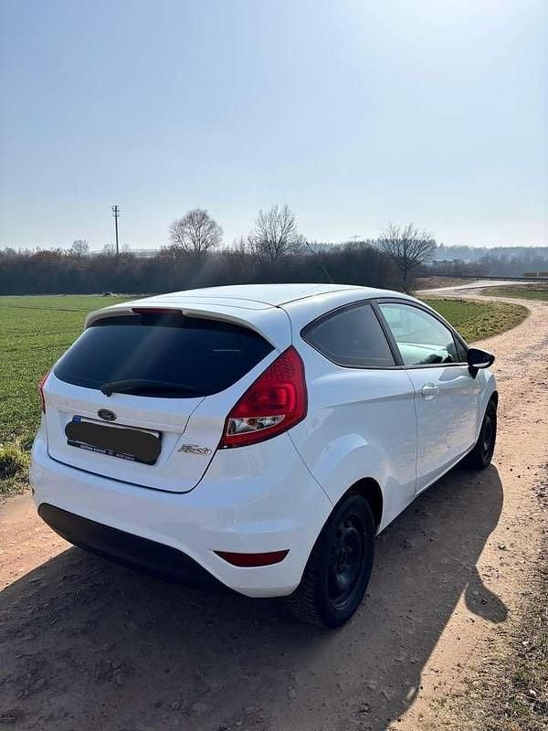 Gebraucht Ford Fiesta 60 PS (44 kW) 2009 Weiß Kleinwagen